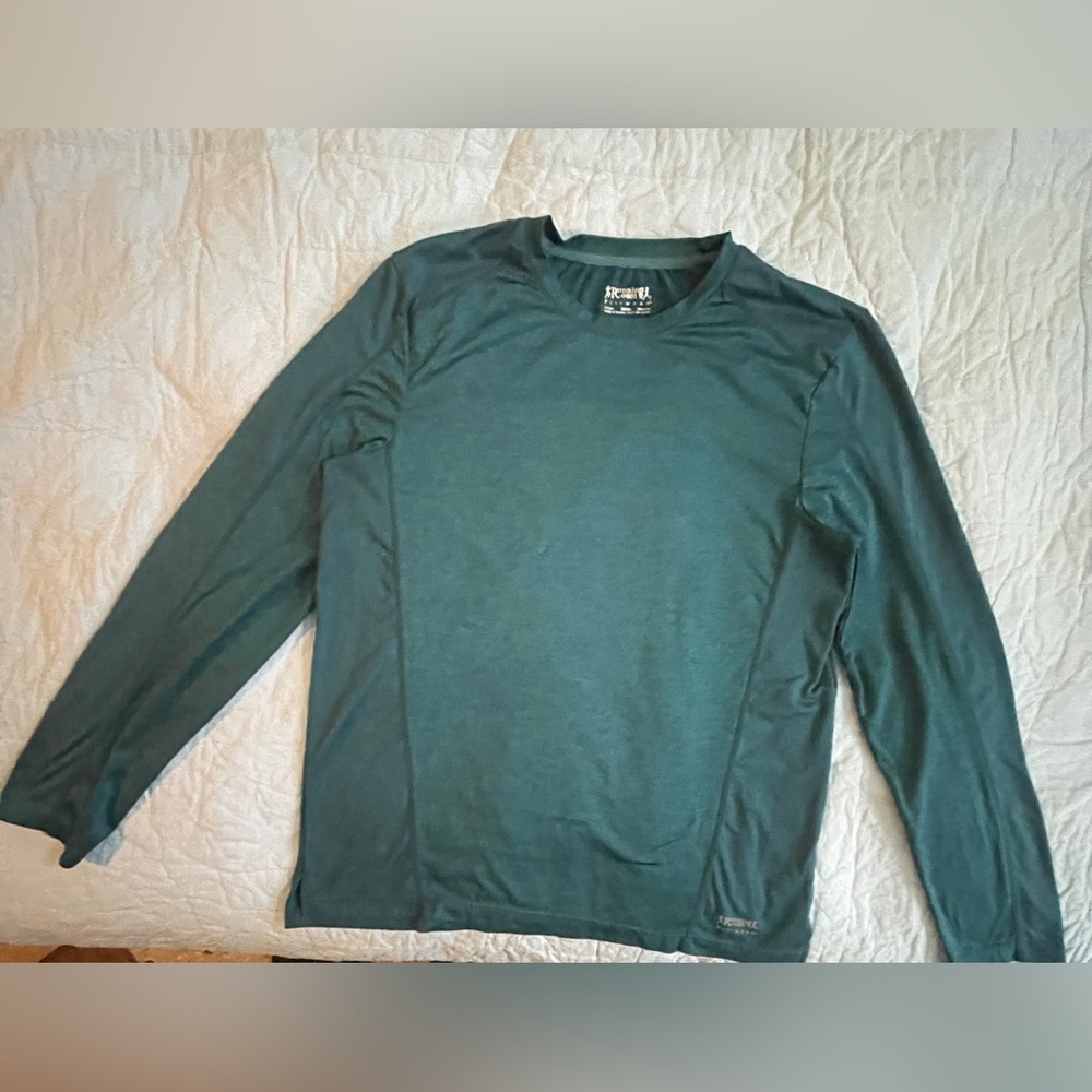 Running Room Long Sleeve Shirt with Reflective Writing Men’s M